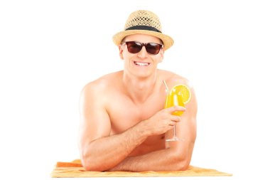 gömleksiz adam içki kokteyli