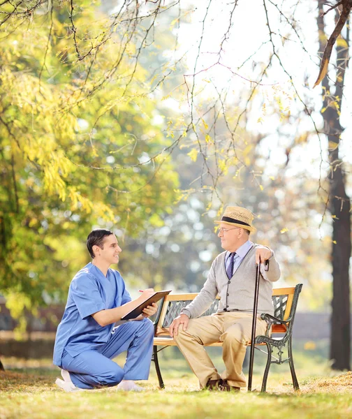 Doctor talking to senior gentleman — Stock Photo, Image