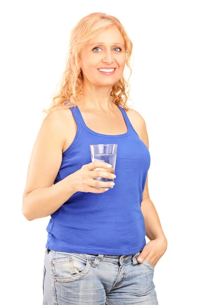 Γυναίκα που κρατάει ένα ποτήρι νερό — Φωτογραφία Αρχείου