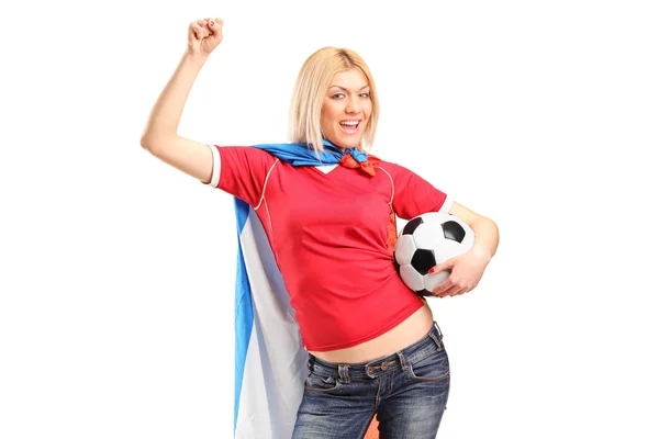 Футбольная фанатка держит мяч — стоковое фото