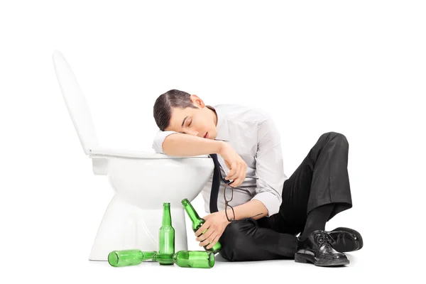 Homme alcoolique dormir sur les toilettes — Photo