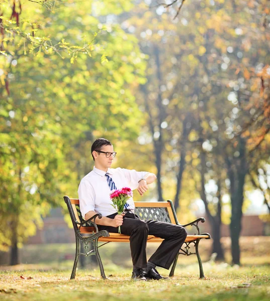 若い男は花を持つ — ストック写真