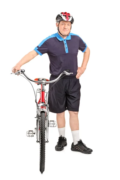 Saudável homem maduro empurrando bicicleta — Fotografia de Stock
