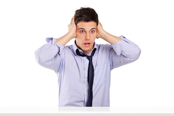 Шокированный человек в неверии
