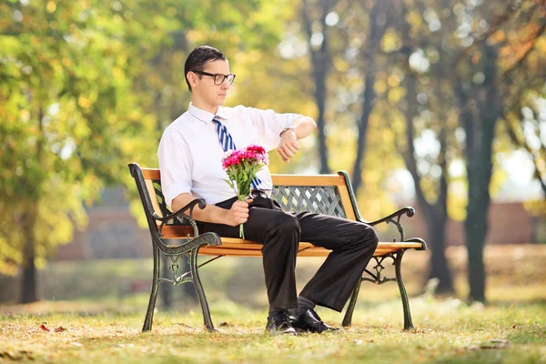 Joven esperando una cita — Foto de Stock