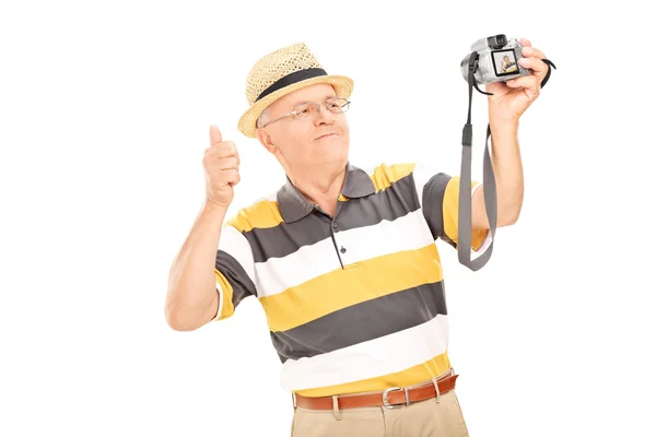 Senior herre med selfie — Stockfoto