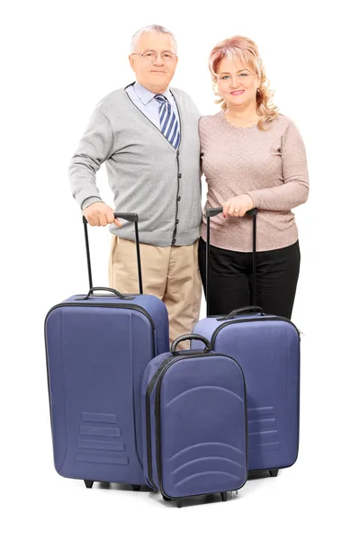 Зрелая пара со своим багажом — стоковое фото