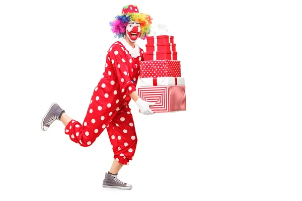 Клоун біжить і тримає подарунки — стокове фото