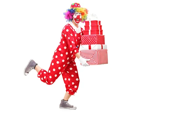 Payaso corriendo y sosteniendo regalos — Foto de Stock