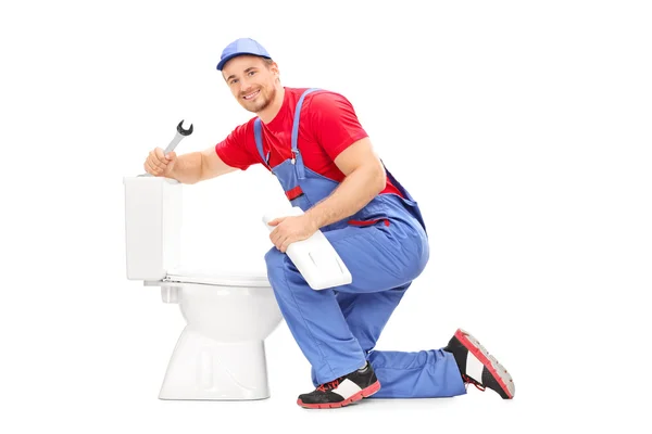 トイレを修正しようとすると、配管工 — ストック写真