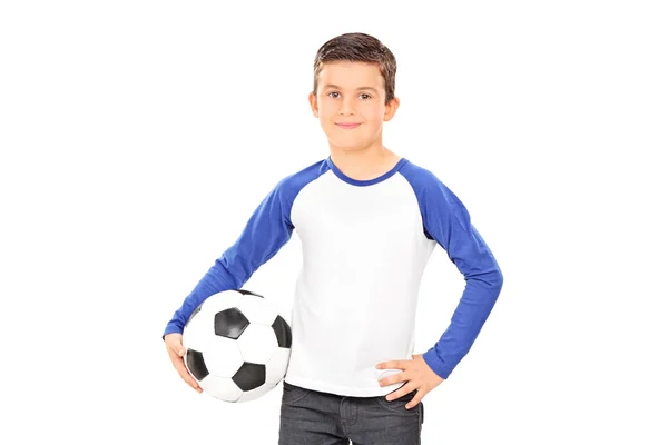 Sorridente bambino casuale che tiene il calcio — Foto Stock