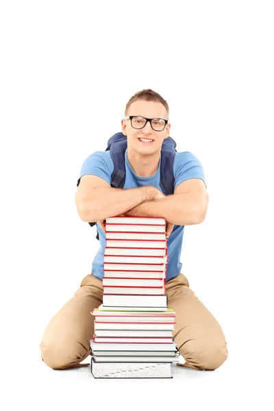 Studente vicino mucchio di libri — Foto Stock