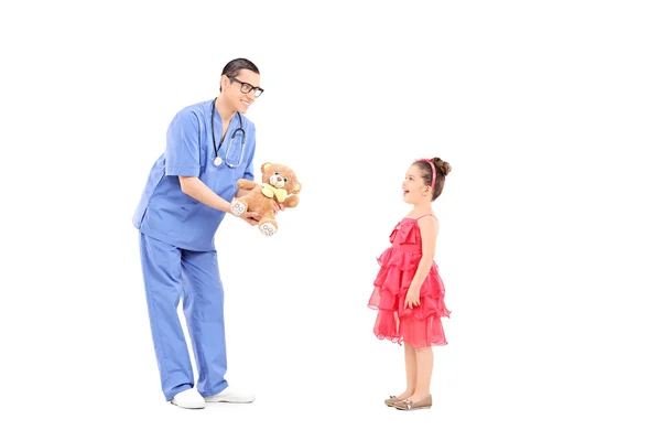 Docteur donnant l'ours à la fille — Photo