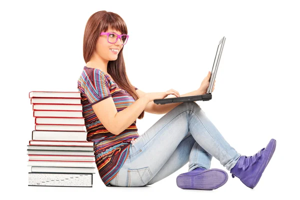 Vrouw studeert op laptop — Stockfoto