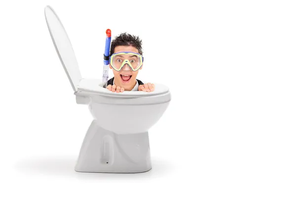 Mannelijke duiker vast te zitten in het toilet — Stockfoto