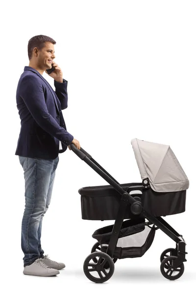 Pełna Długość Zdjęcia Ojca Wózkiem Dziecięcym Wykonującego Telefon Odizolowany Białym — Zdjęcie stockowe
