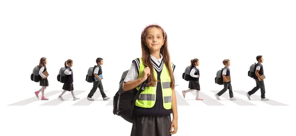 반사용 조끼를 여학생 이하얀 배경에 고립된 보도를 학생들 앞에서 — 스톡 사진