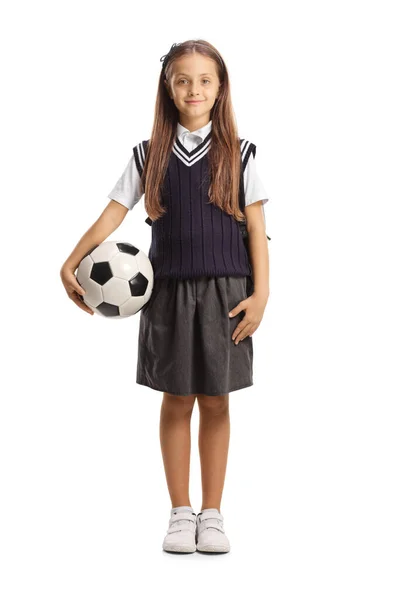制服を着た女子高生の完全な長さの肖像白地に孤立したサッカーを保持 — ストック写真