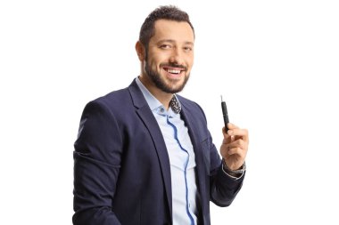 Elinde elektronik sigara tutan ve beyaz arka planda izole edilmiş kameraya gülümseyen genç bir adam.