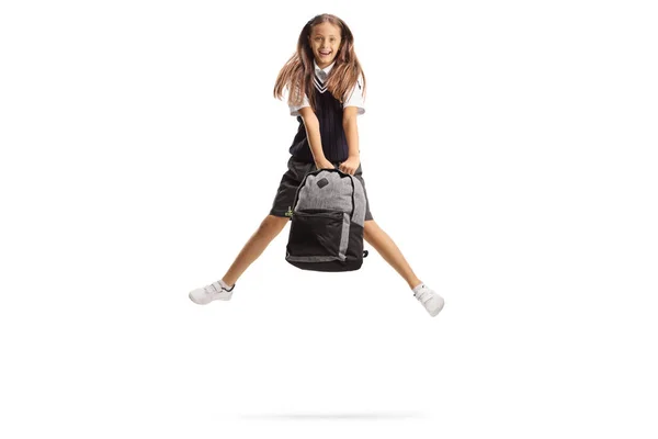 快乐的女学生 喜欢跳长发 背着白色背景的背包 — 图库照片