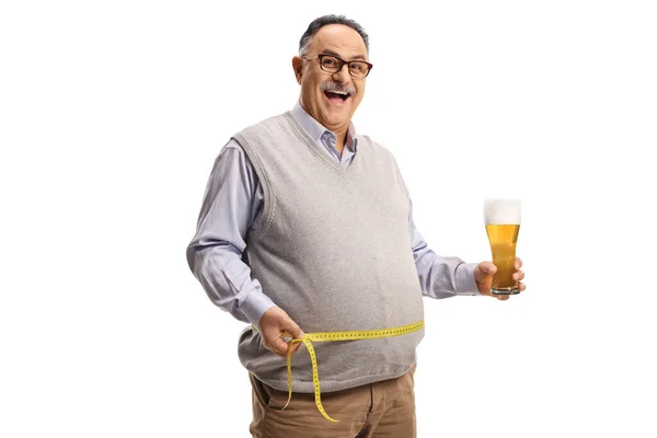 陽気成熟した男はビールのガラスを保持し 彼の腰を測定白の背景に隔離 — ストック写真