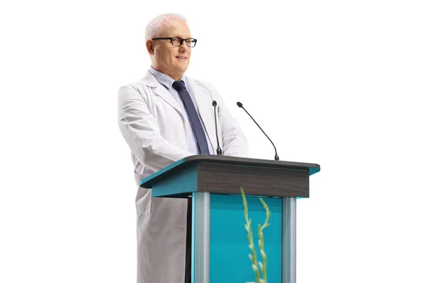 Ältere Männliche Arzt Hält Eine Rede Von Einer Tribüne Isoliert — Stockfoto