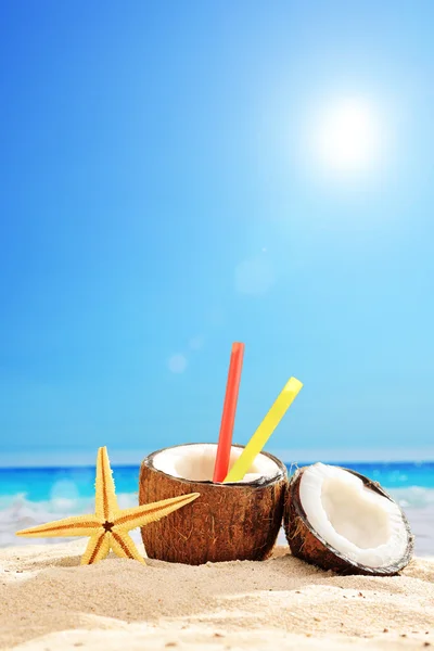 kumlu sahilde kokteyl Hindistan cevizi