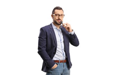 Beyaz arka planda izole edilmiş elektronik sigara içen adam.