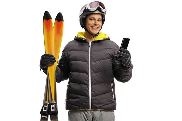 Jongeman Met Ski Glimlachen Houden Een Mobiele Telefoon Geïsoleerd Een — Stockfoto