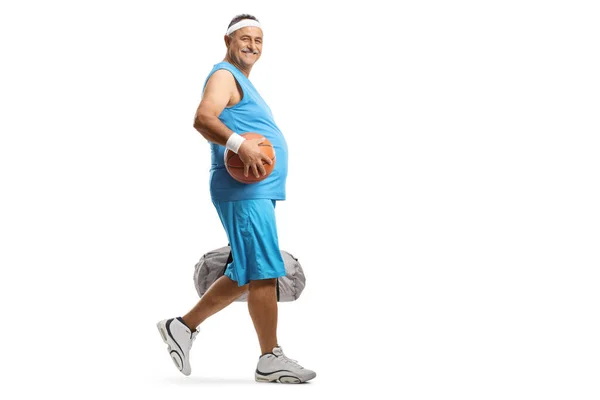 Полнометражный Снимок Взрослого Мужчины Идущего Баскетбольным Мячом Спортивной Сумкой Белом — стоковое фото