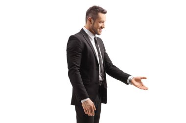 Takım elbiseli bir adam el kol hareketi yapıyor ve beyaz arka planda izole edilmiş bir şey alıyor.