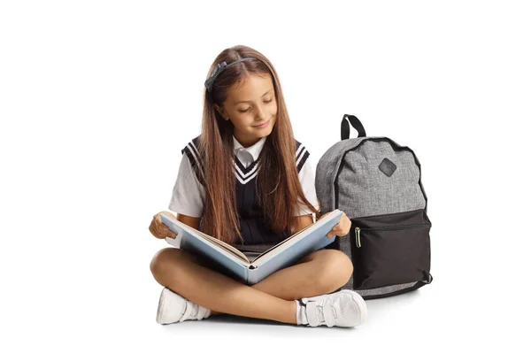 Schoolmeisje Zitten Vloer Het Lezen Van Een Boek Geïsoleerd Witte — Stockfoto