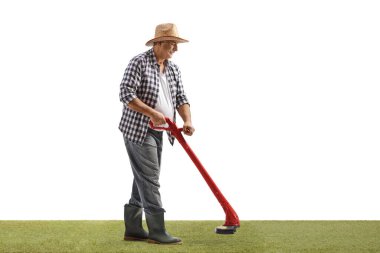 Yetişkin bir adamın çimenleri biçerken beyaz arka planda izole edilmiş bir çim biçme makinesiyle tam boy görüntüsü.