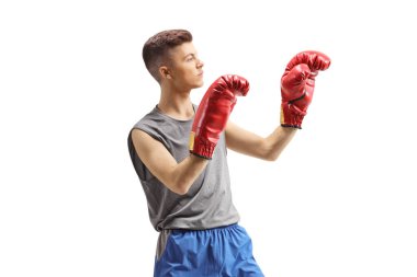 Beyaz arka planda izole edilmiş boks eldivenleriyle egzersiz yapan adam.