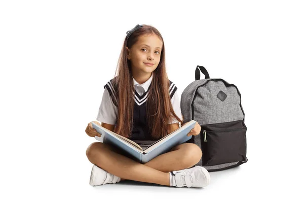 Schoolmeisje Zit Vloer Met Een Boek Haar Schoot Geïsoleerd Witte — Stockfoto