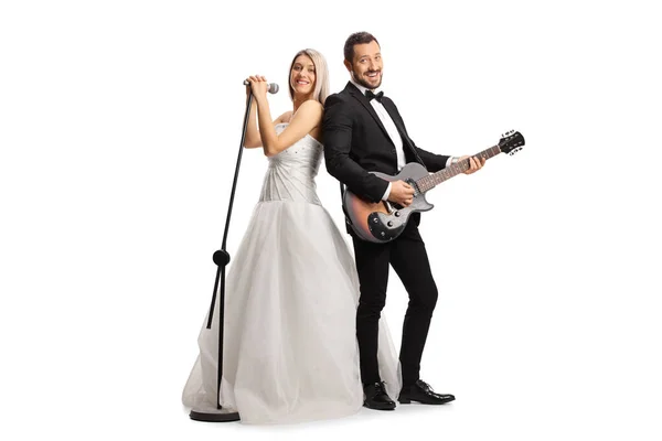 Grabado Completo Una Novia Novio Con Una Guitarra Micrófono Aislados — Foto de Stock