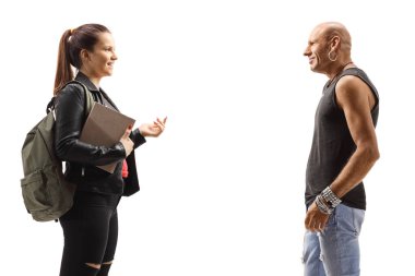 Hippi ve kız öğrenci ellerinde kitaplarla beyaz arka planda izole bir şekilde sohbet ediyorlar.