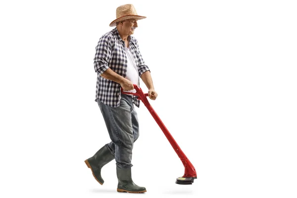 一个成熟男人走路用白色背景隔离的剪草机拍摄的全景照片 — 图库照片