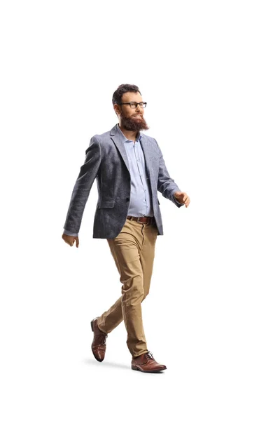 Largura Completa Hombre Barbudo Con Gafas Caminando Aisladas Sobre Fondo —  Fotos de Stock