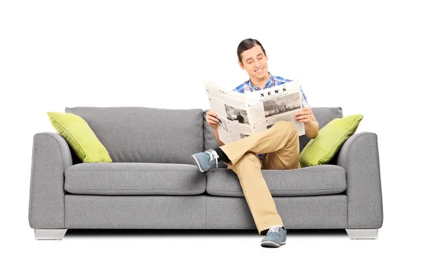 Hombre leyendo noticias en sofá —  Fotos de Stock