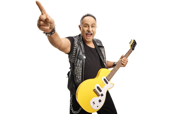 Rock Gitarist Met Een Elektrische Gitaar Wijzend Met Vinger Geïsoleerd — Stockfoto