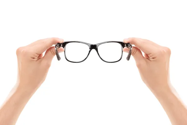 Mani maschili che tengono gli occhiali — Foto Stock