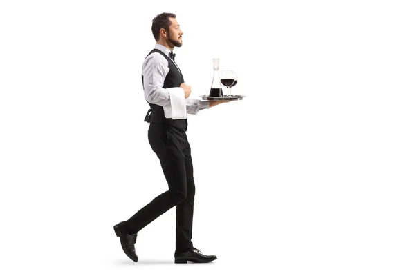 Bir Garsonun Gümüş Tepside Kırmızı Şarap Sürahisi Taşırken Beyaz Arka — Stok fotoğraf