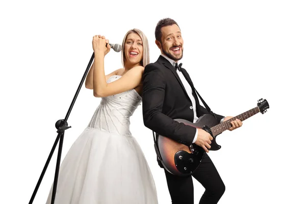 明るい花嫁と新郎のギターとマイクの歌と笑顔が白い背景に隔離された — ストック写真