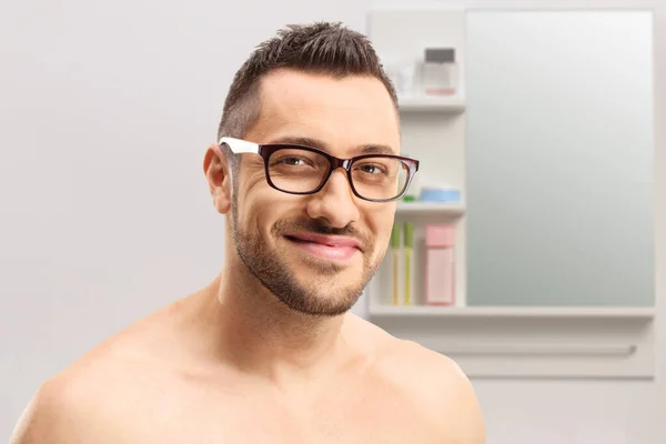 Hombre Sin Camisa Con Gafas Posando Frente Espejo Baño —  Fotos de Stock