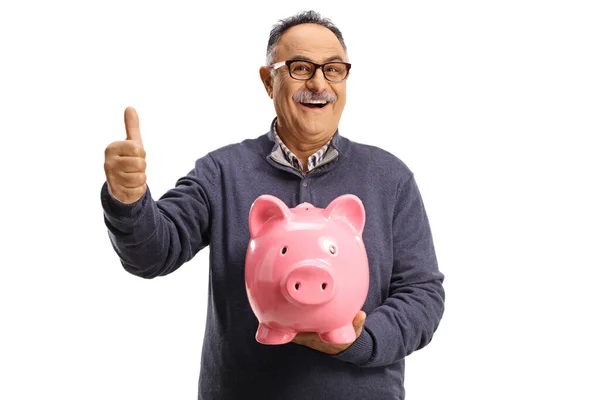 Glad Mogen Man Håller Spargris Bank Och Gester Tumme Upp — Stockfoto