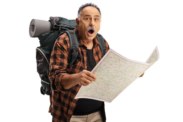 Confuso Escursionista Maturo Possesso Una Mappa Guardando Fotocamera Isolata Sfondo — Foto Stock