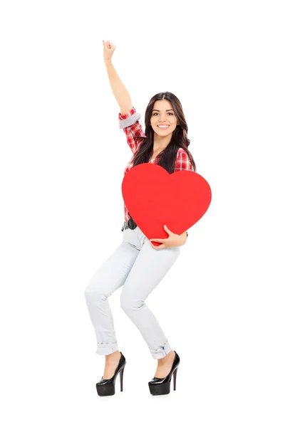 Mujer sosteniendo gran corazón rojo —  Fotos de Stock