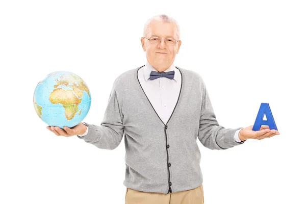 Reifer Erdkundelehrer hält Globus in der Hand — Stockfoto