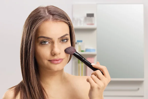 Hermosa Joven Usando Cepillo Maquillaje Baño — Foto de Stock